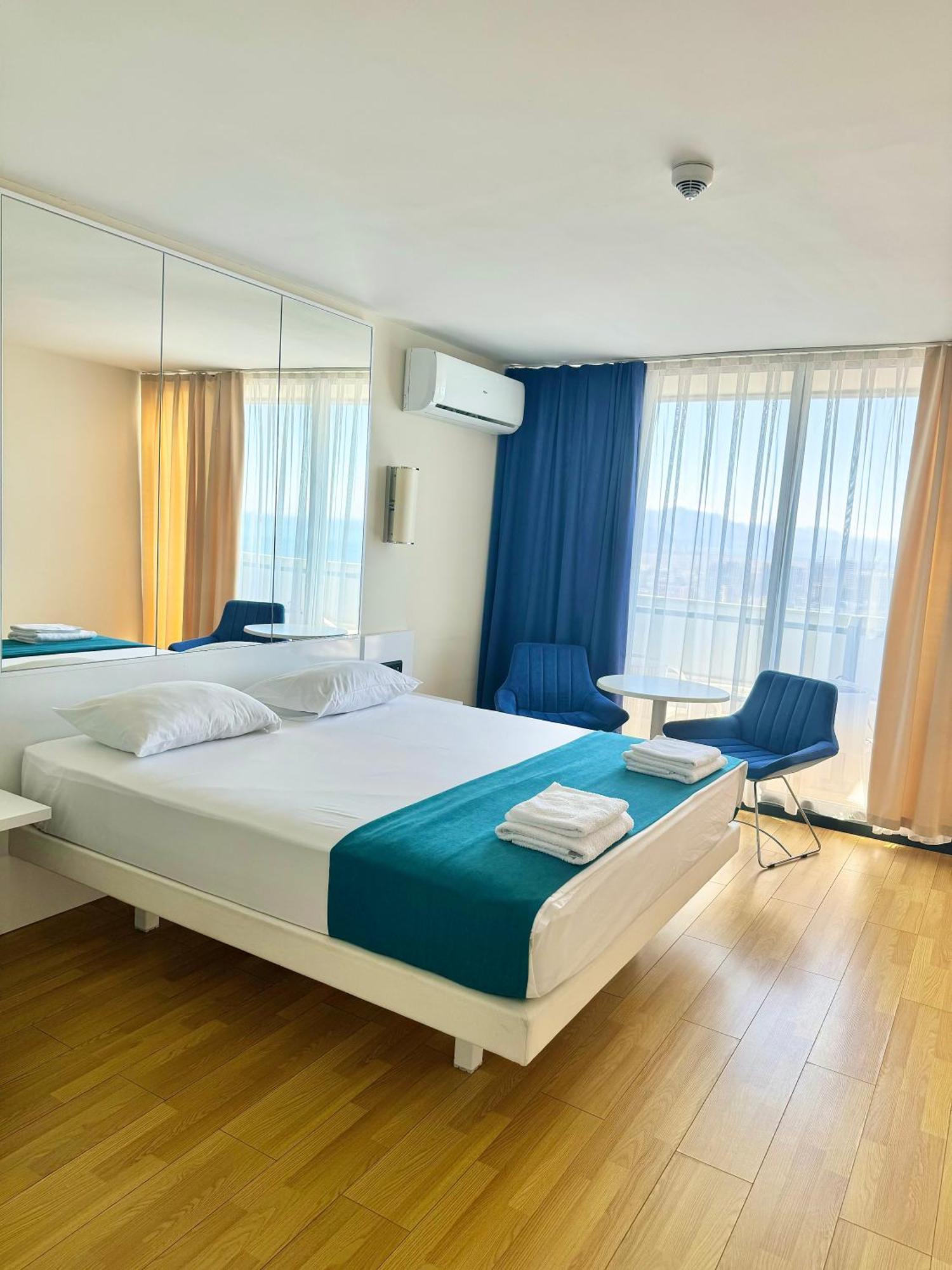 Lux Apartaments Батумі Екстер'єр фото